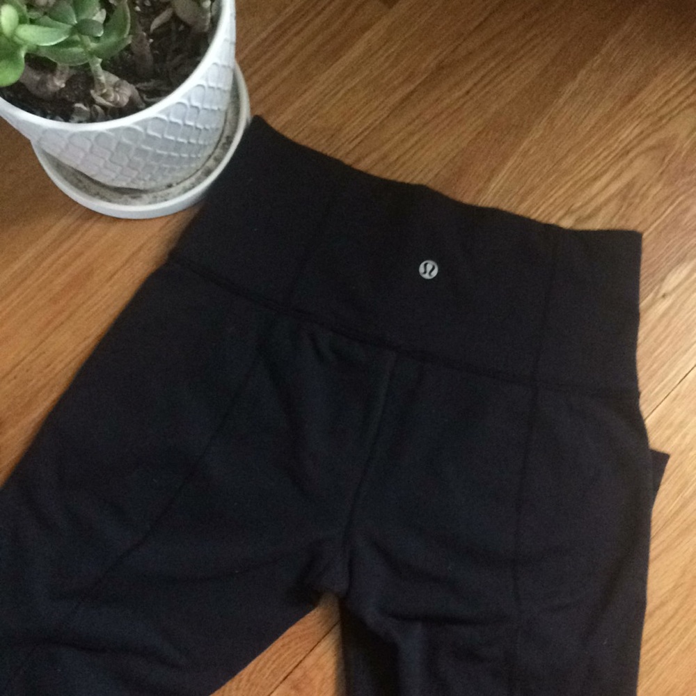 Lululemon yoga pants. Only worn once. No pilling.